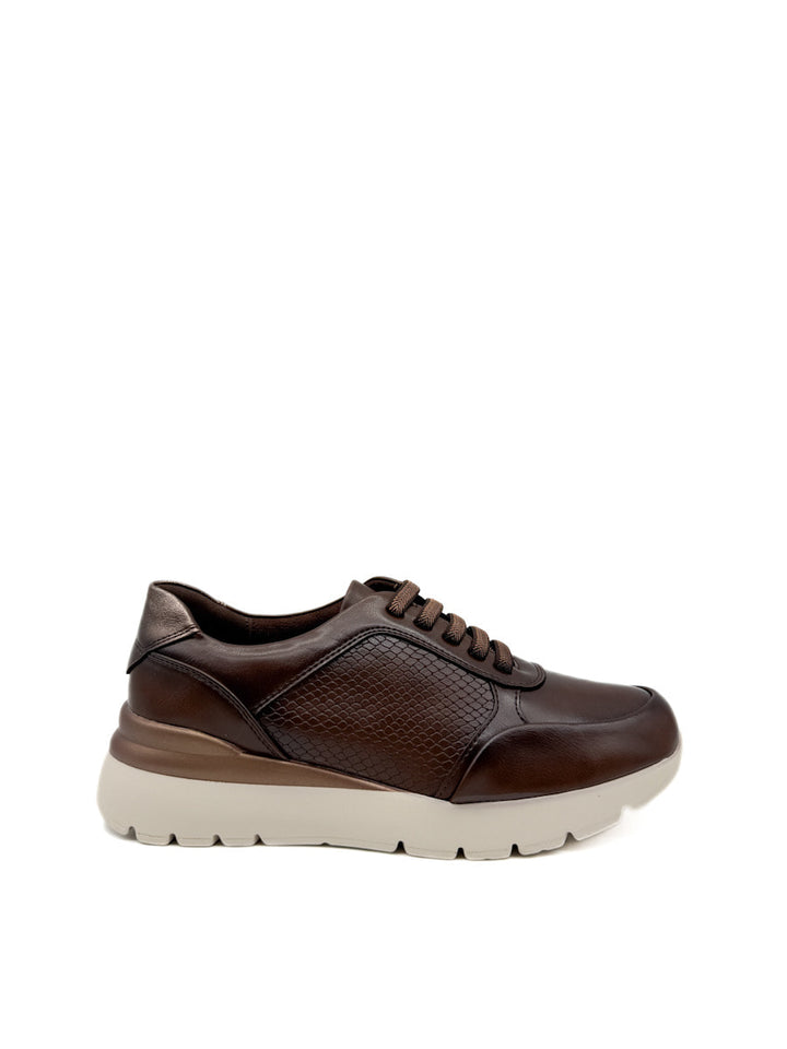 Zapatilla de  Marrón con Textura de Serpiente y Suela Bicolor.