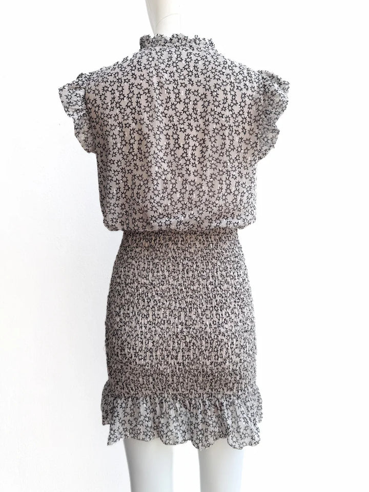 Vestido Corto Estampado con Nido de Abeja y Volantes