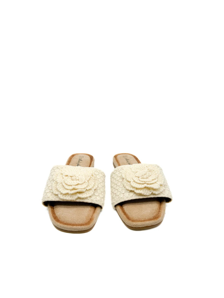 Sandalia Plana con Flor de Punto Tridimensional - Beige