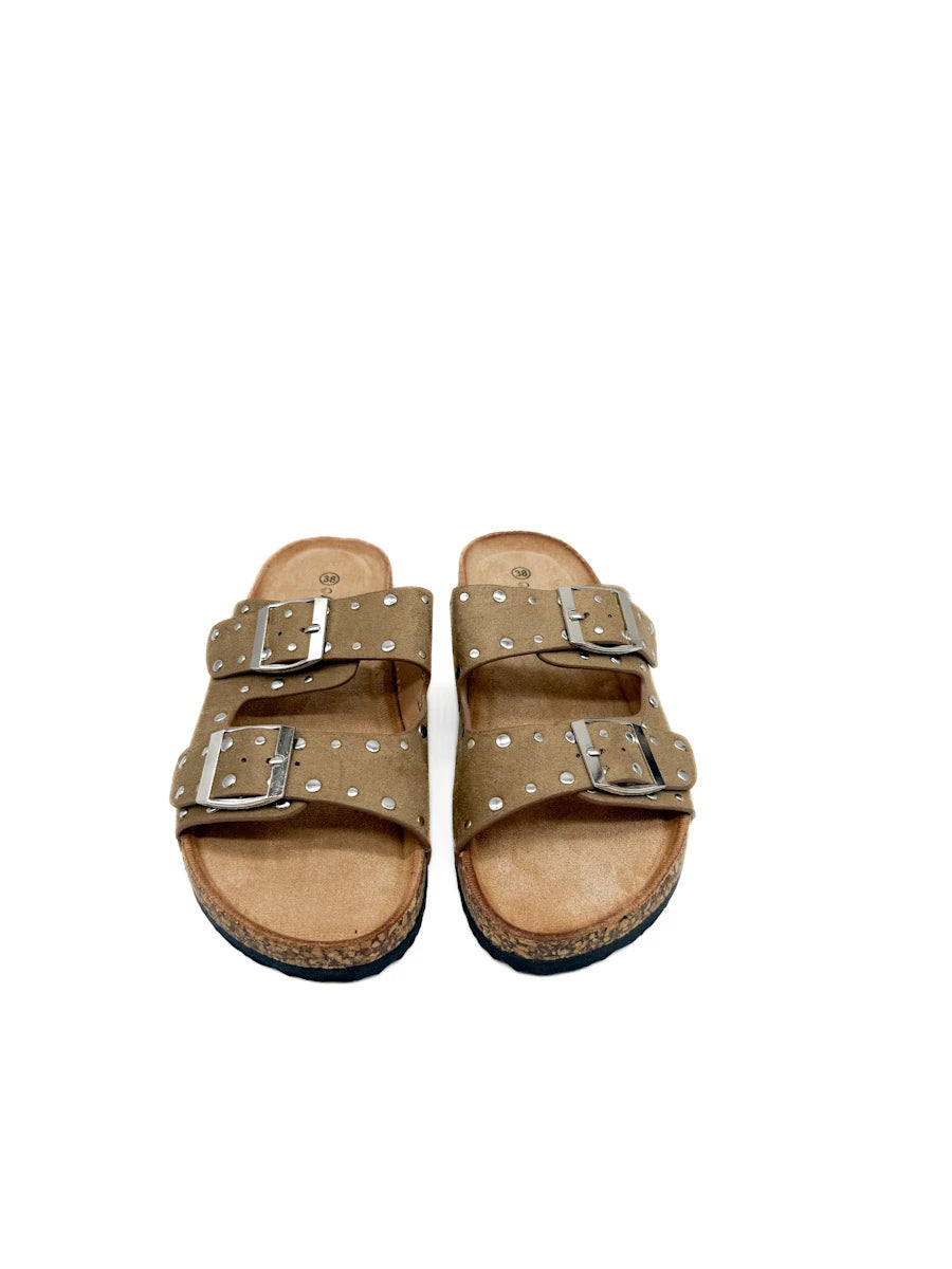 Sandalia Bio con Tachuelas y Doble Hebilla - Colección Urban Suede