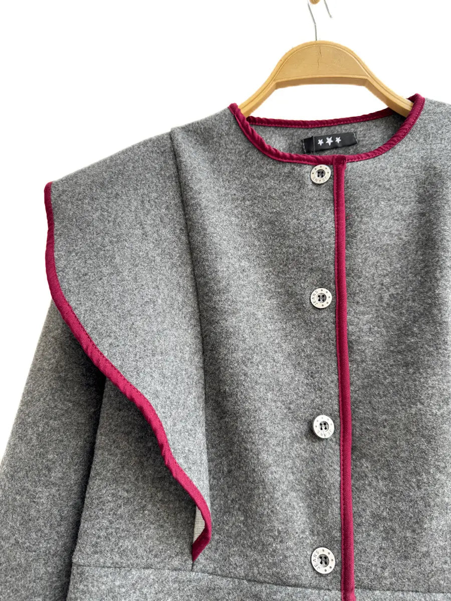 Chaqueta de paño con volante frontal y ribete en contraste