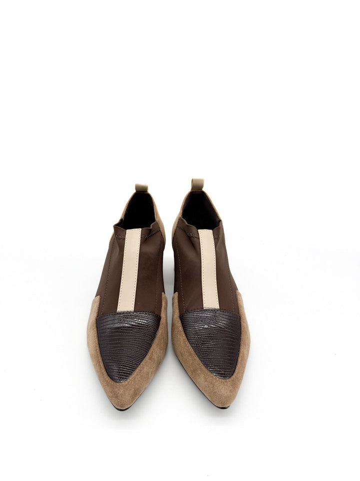 Zapatos de Tacón Bajo con Diseño de Bloques de Color y Texturas Mixtas.