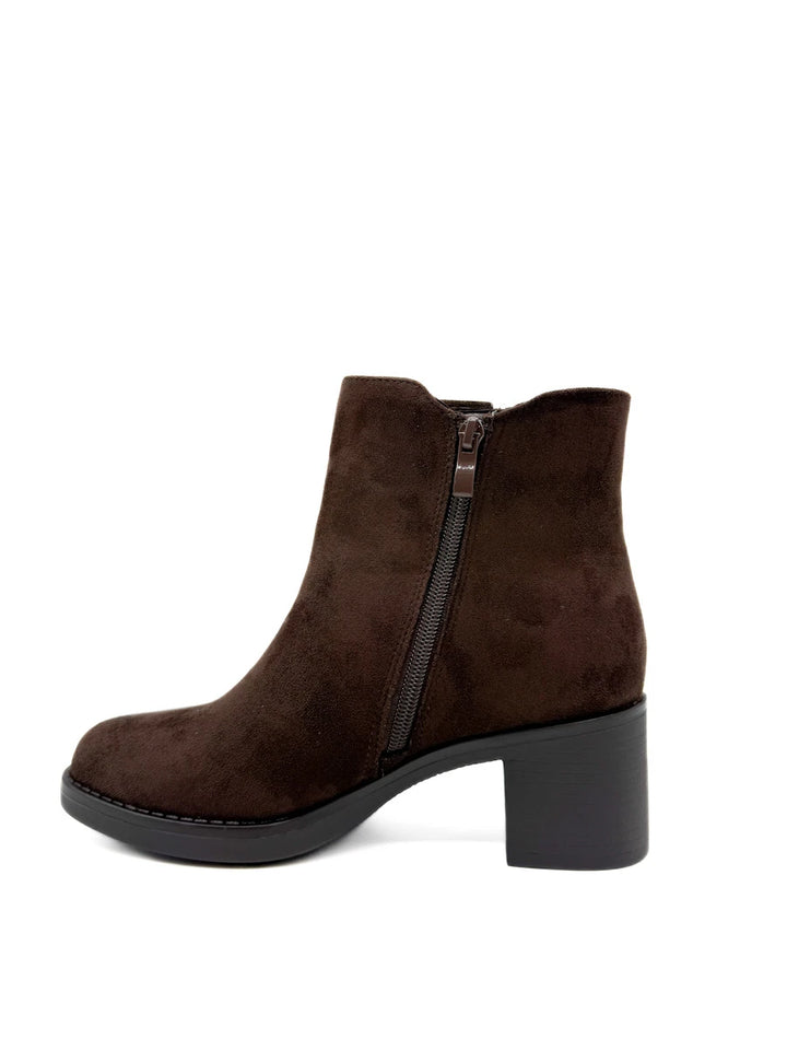 Botines de Tacón Ancho en Antelina con Detalle Elástico y Adorno Metálico