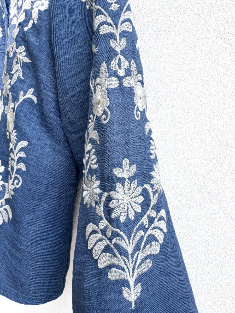 Blusa Bordada Azul con Volantes y Detalles Florales