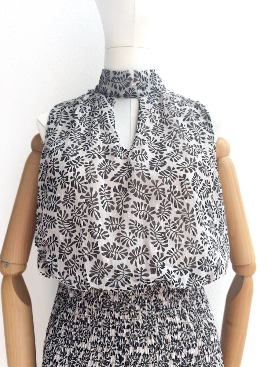 Vestido Corto Estampado con Cuello Alto y Nido de Abeja