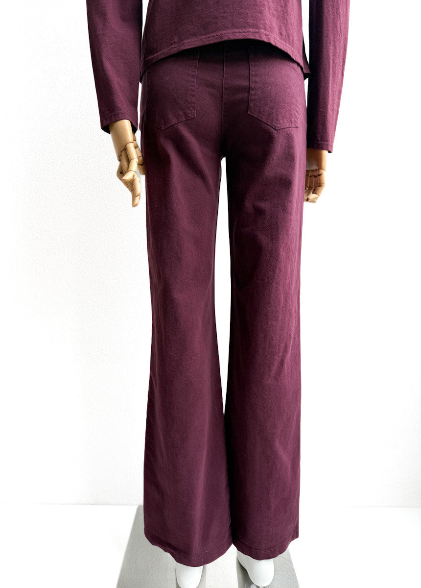 Pantalones Amplios con Botones Laterales — Elegancia Urbana y Detalle Vanguardista