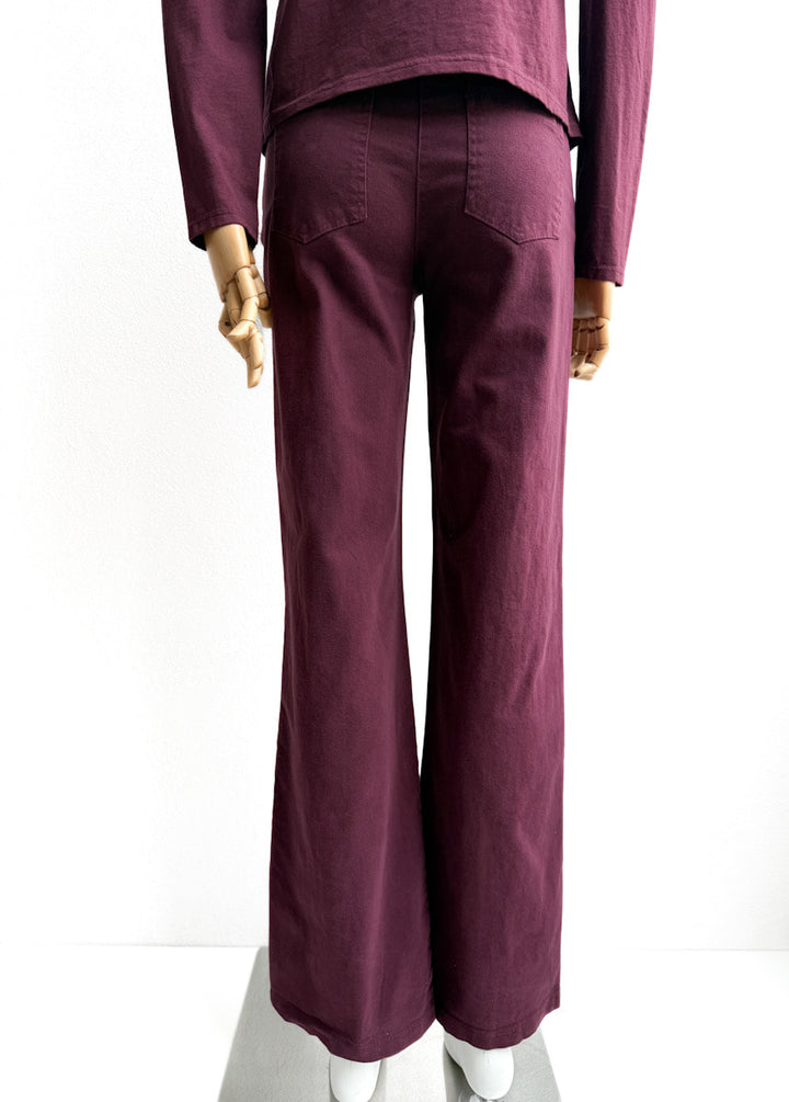 Pantalones Amplios con Botones Laterales — Elegancia Urbana y Detalle Vanguardista