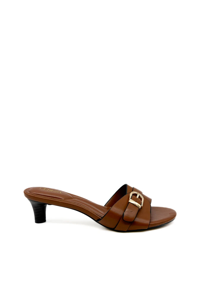 Sandalias mule Cereza marrón con tacón kitten y hebilla.