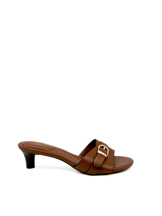 Sandalias mule Cereza marrón con tacón kitten y hebilla.