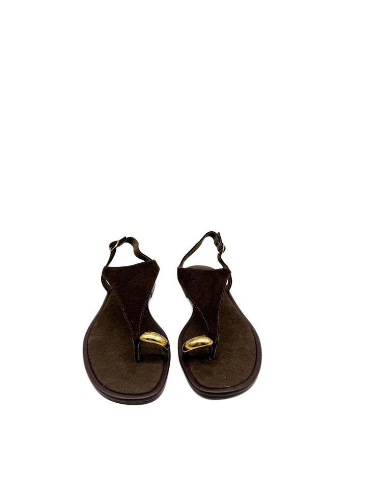 Sandalias Minimalista en Ante con Detalle de Anillo Dorado
