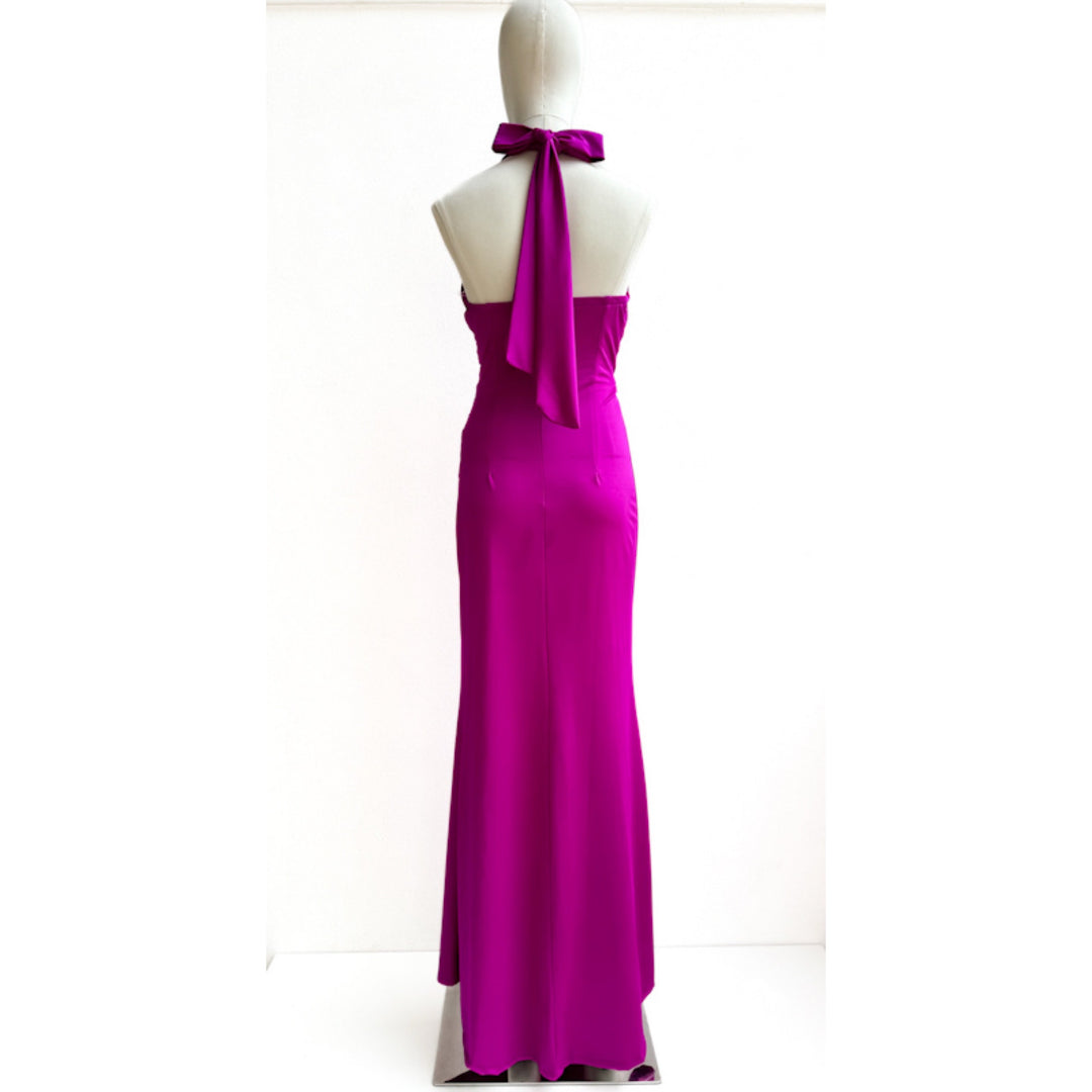 Vestido Largo de Noche con Cuello Halter Estructurado y Lazada.