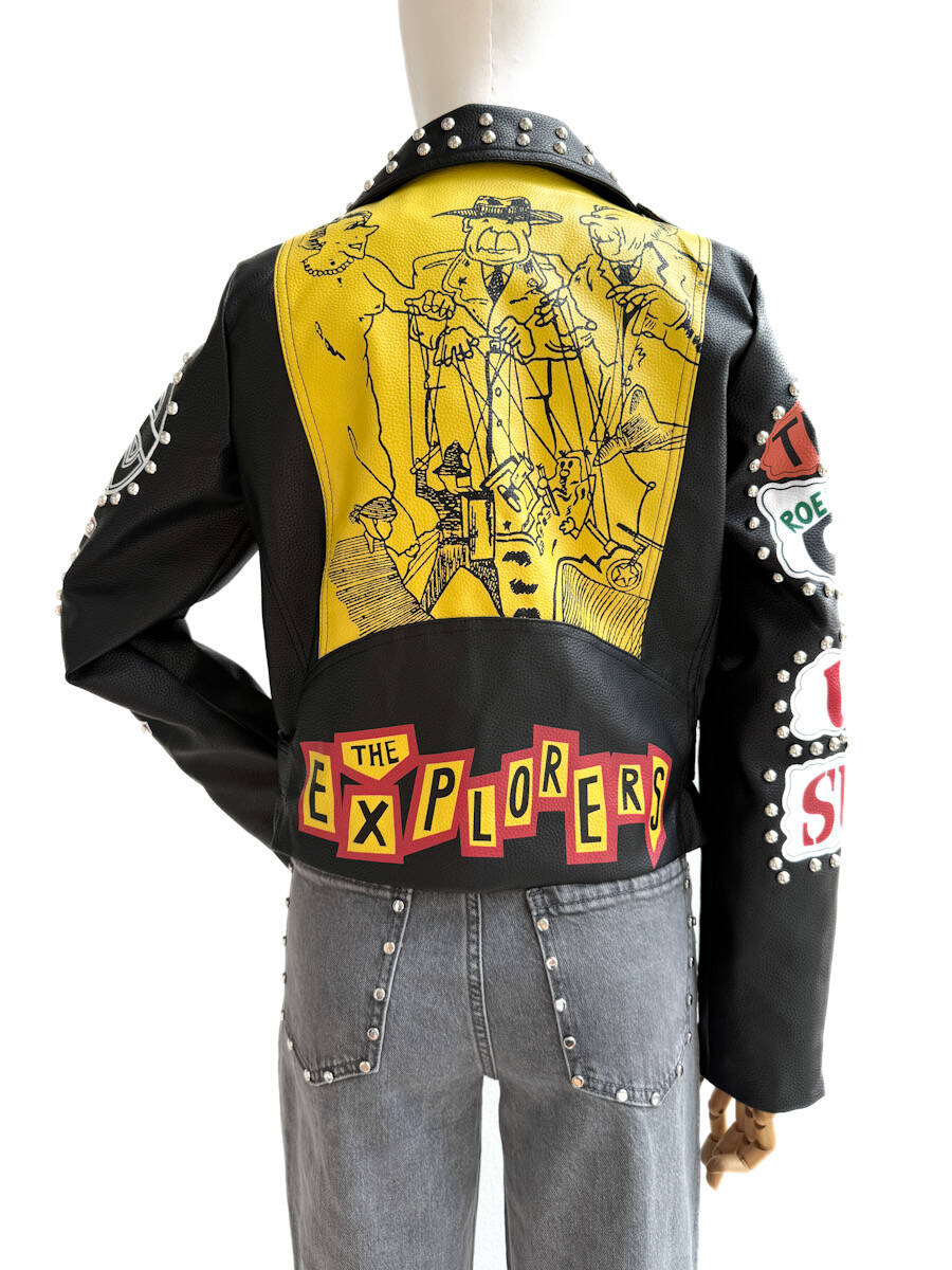 Chaqueta Biker Estilo Punk con Diseño Gráfico y Tachuelas