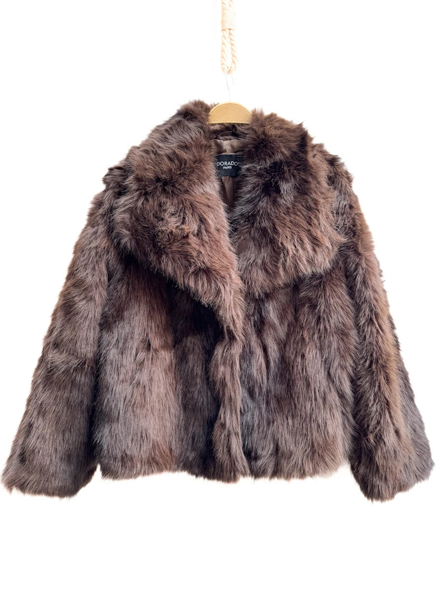 Abrigo corto efecto pelo color marrón