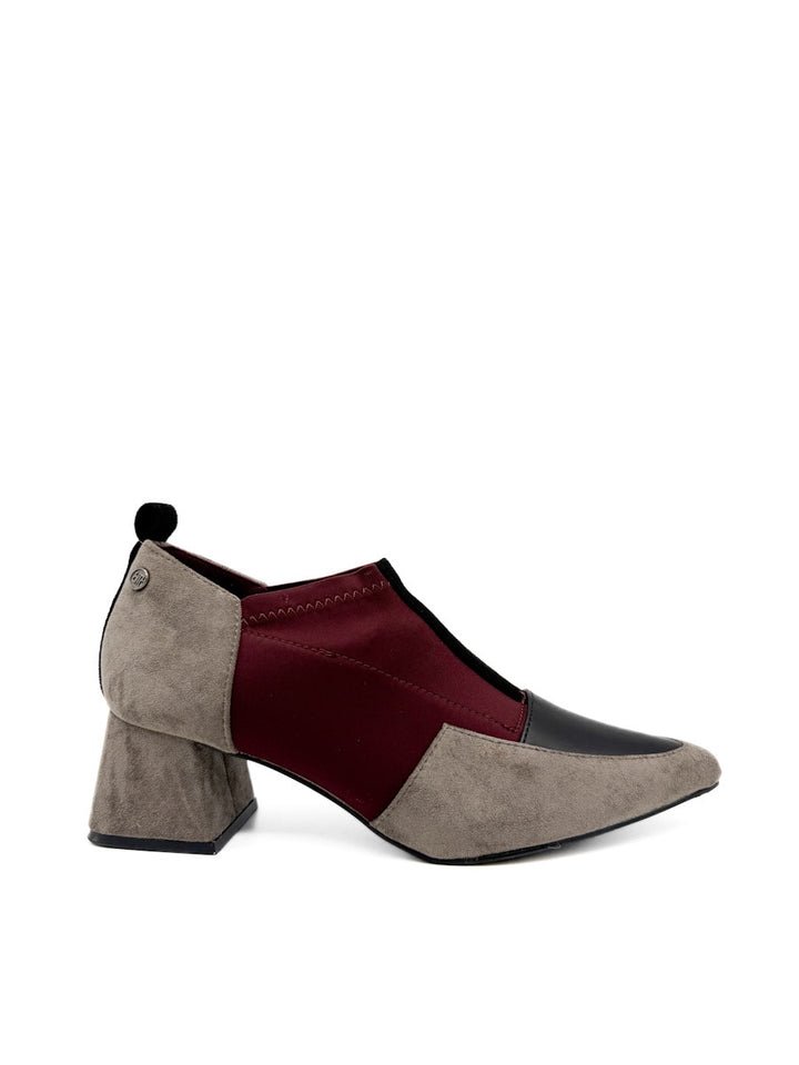 Zapatos de Tacón Bajo con Diseño de Bloques de Color y Texturas Mixtas. Burdeos