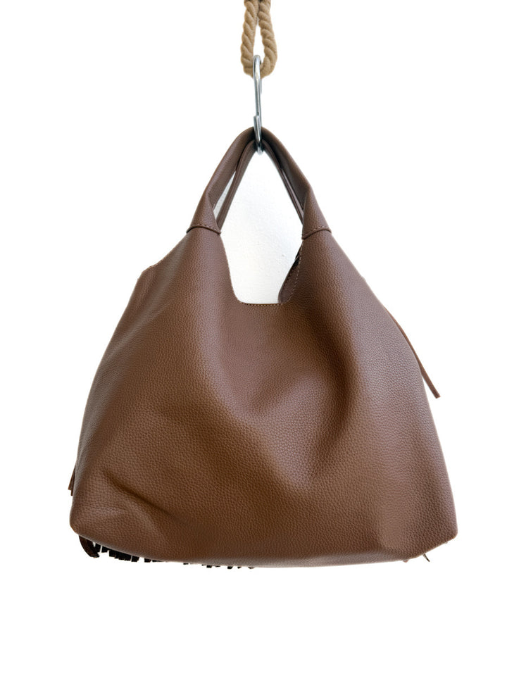 Bolso de hombro bohemio con flecos y detalles dorados