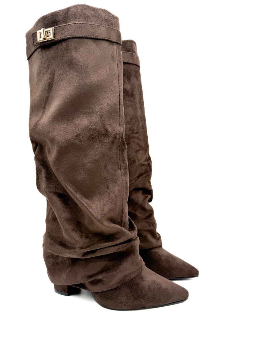 Botas Altas de Ante Sintético con Caña Arrugada y Hebilla Decorativa