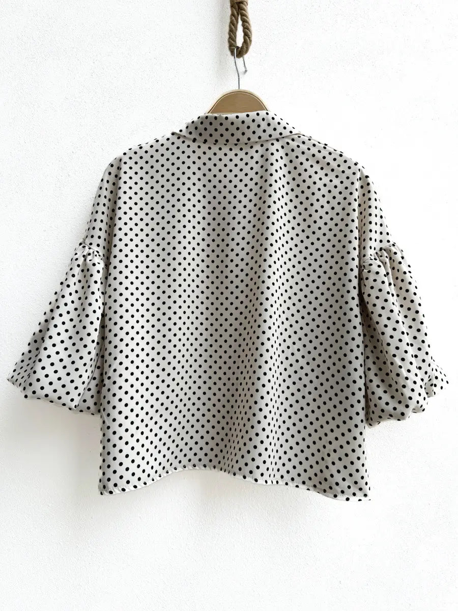 Blusa de Lunares: Elegancia y Estilo Atemporal