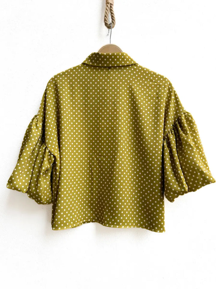 Blusa de Lunares: Elegancia y Estilo Atemporal