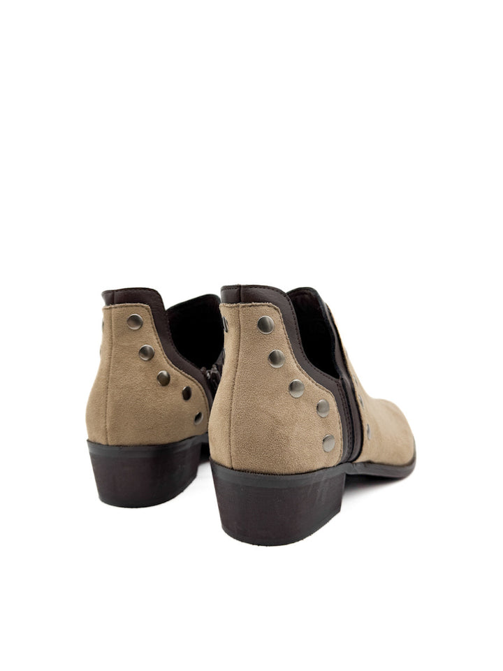 Botines cowboy con tachuelas y cremallera lateral.