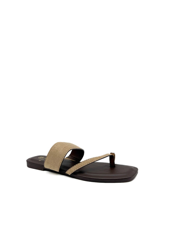 Sandalias planas dedo anillo bronce.