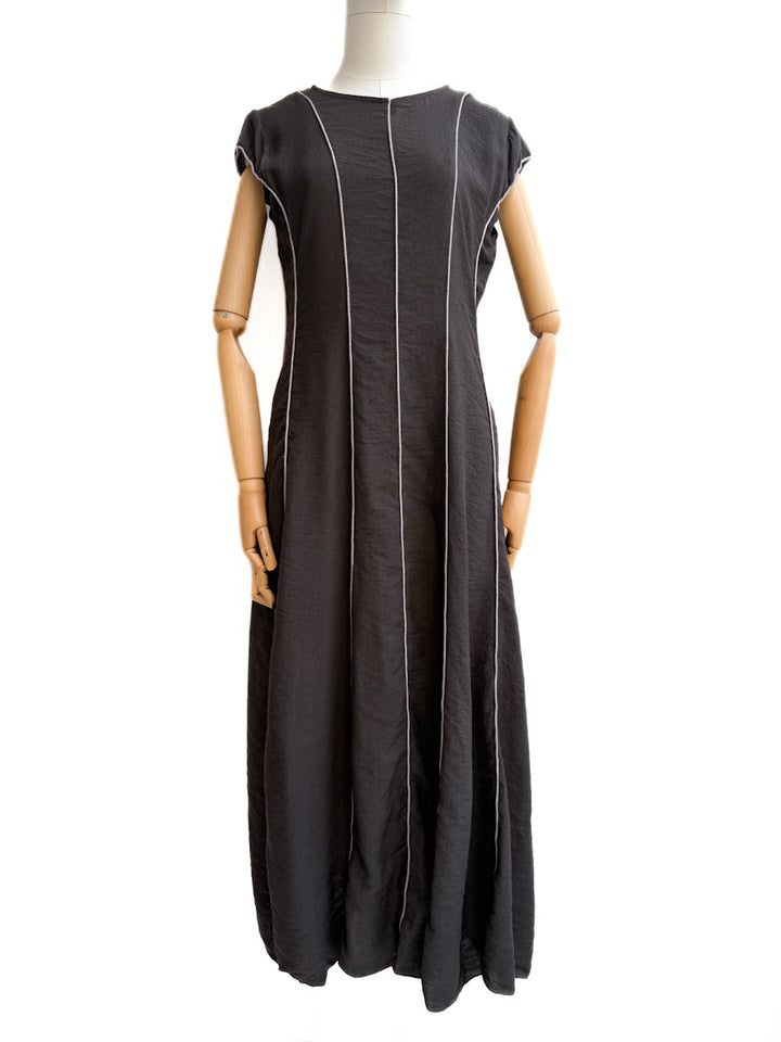 Vestido largo con líneas verticales en contraste – Disponible en varios colores