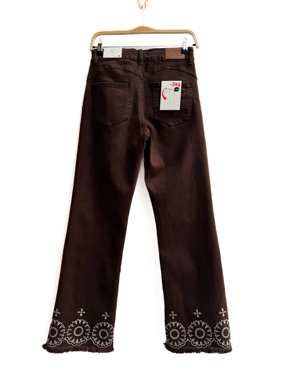 Denim Bordado Marrón Oscuro con Bajo Deshilachado