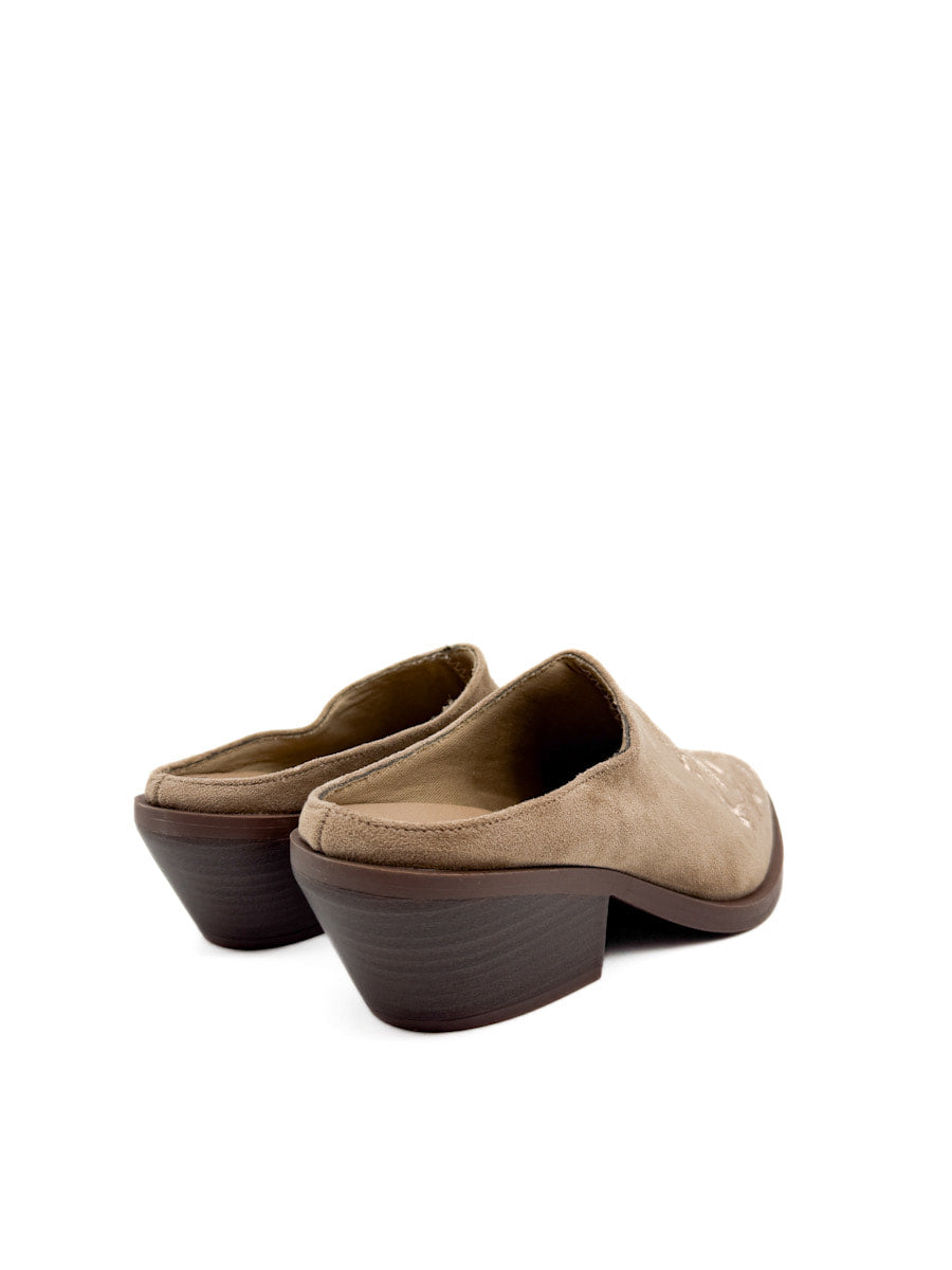 Zueco Color Beige Estilo Vaquero Con Bordado