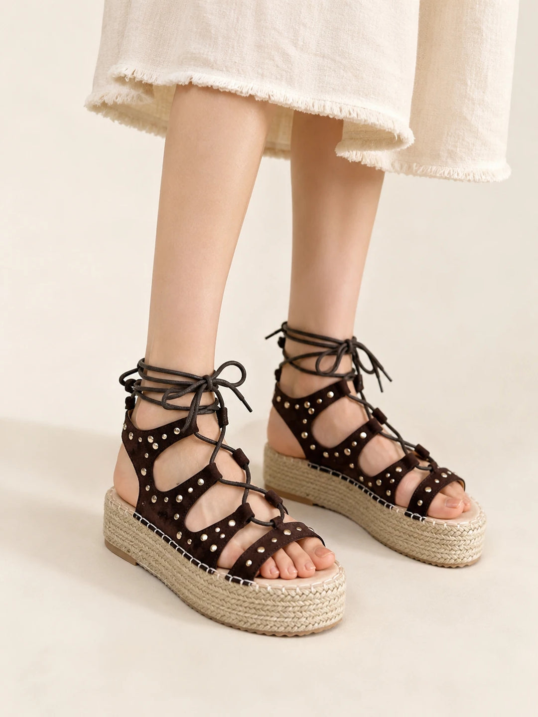 Sandalias Romanas de Plataforma con Tachuelas y Cierre de Cordones