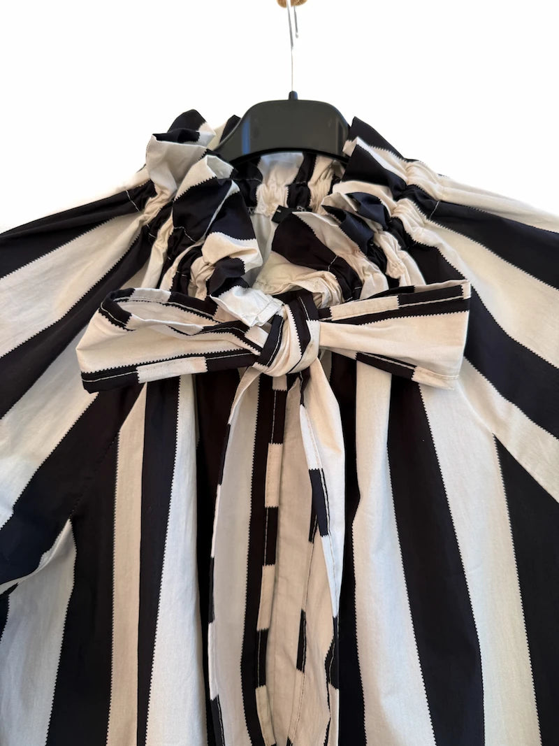 Blusa elegante de rayas verticales con lazo al cuello y manga larga