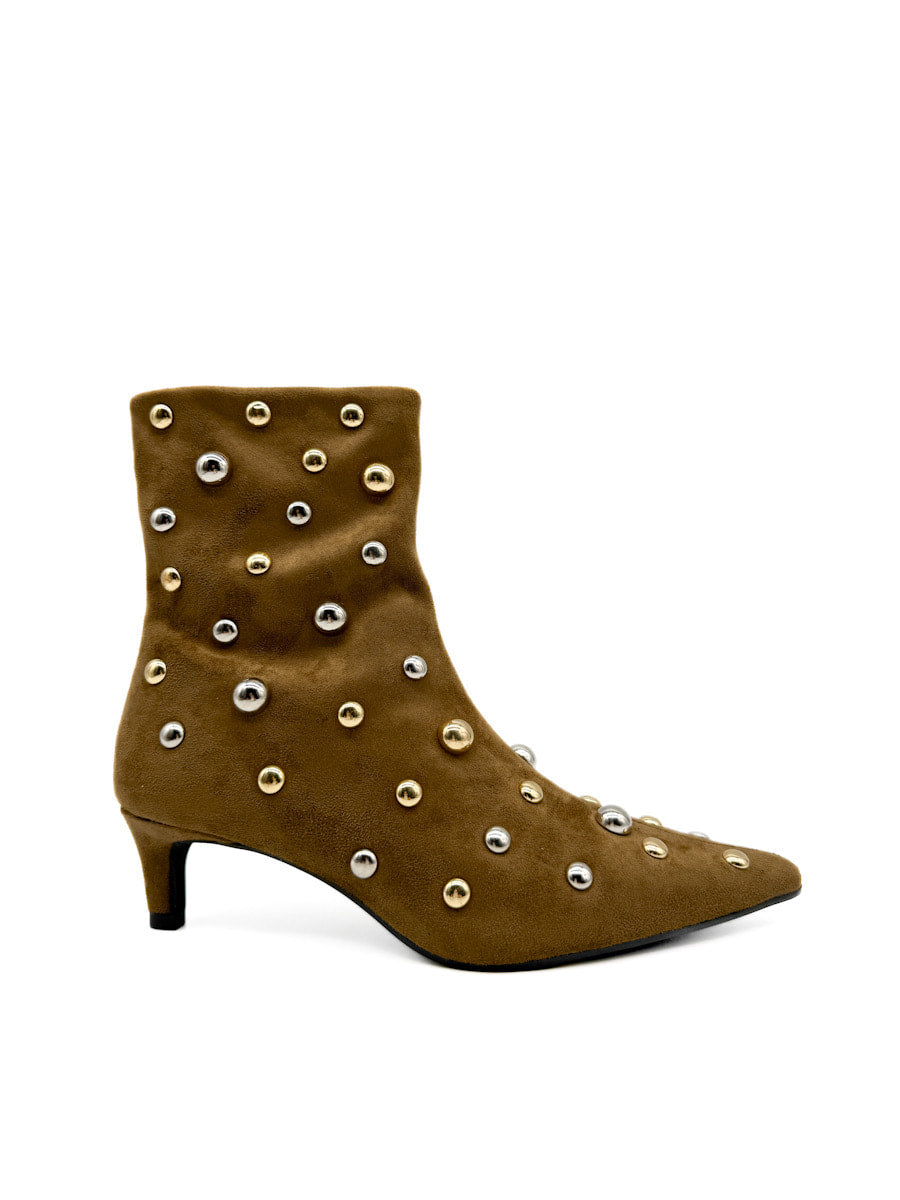 Botines Tacón Bajo Tachuelas Metálicas Corina M5636 Camel