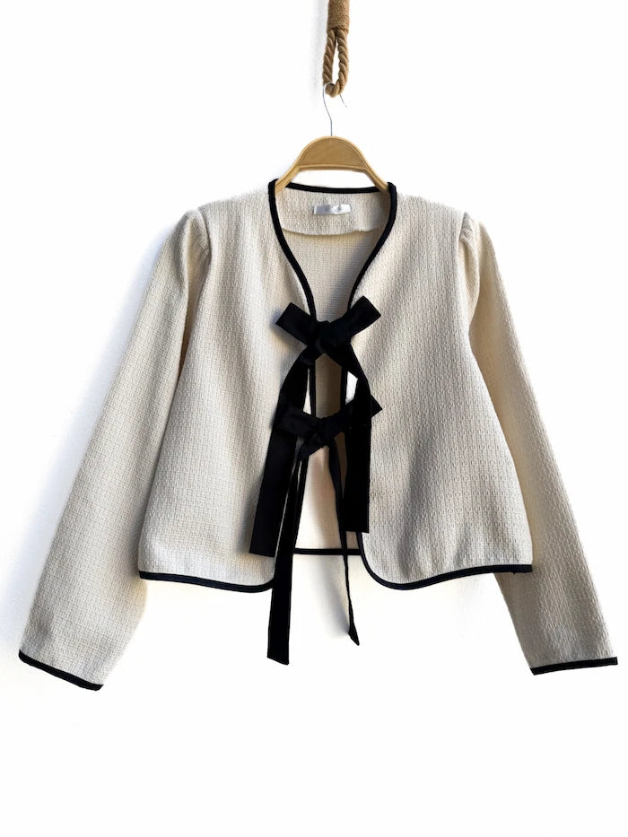 Chaqueta corta con lazo decorativo