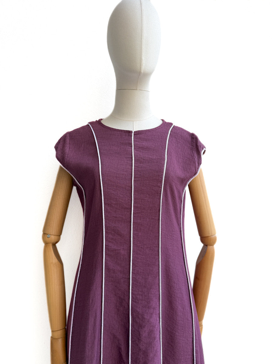 Vestido largo con líneas verticales en contraste – Disponible en varios colores Brenjena única (S M L)