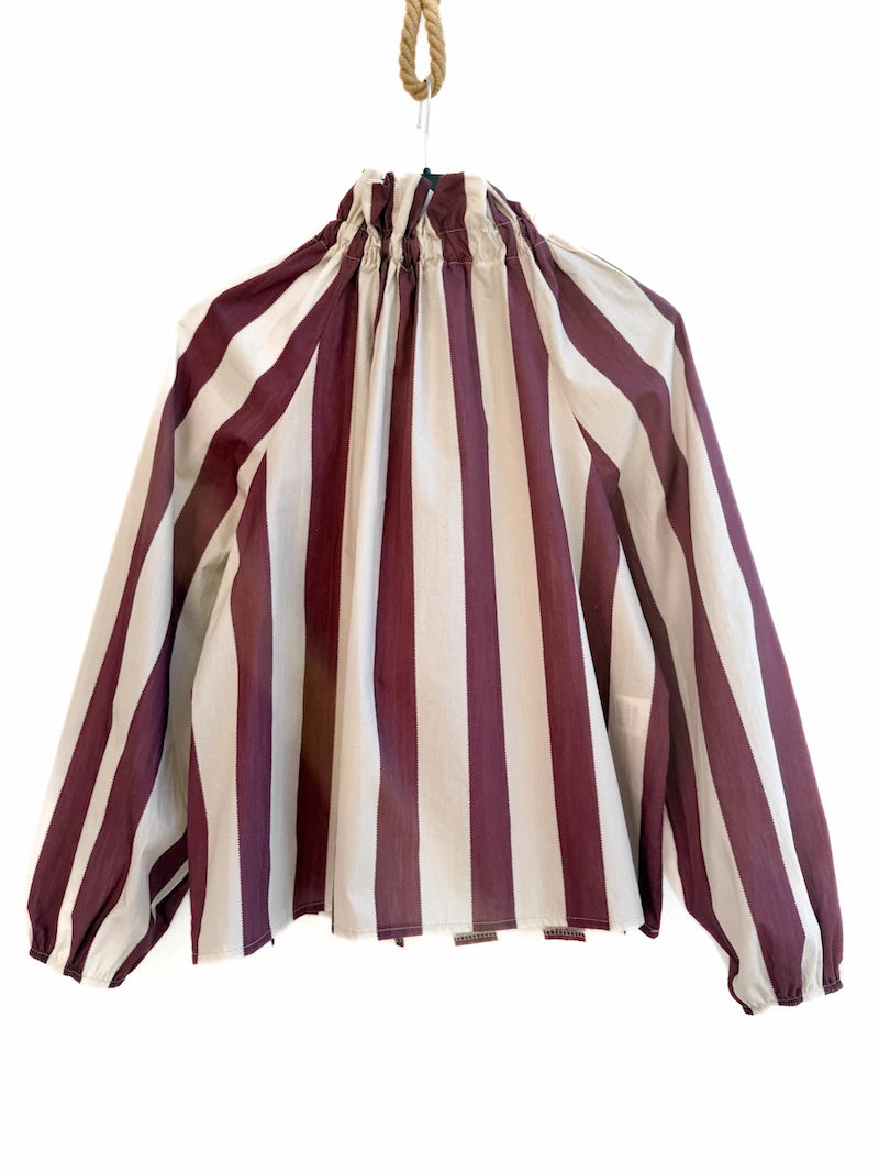 Blusa elegante de rayas verticales con lazo al cuello y manga larga