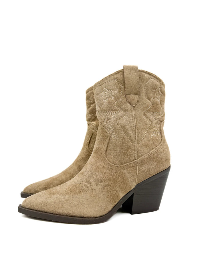 Botines Camperos con Bordado de Estrellas y Tacón Ancho