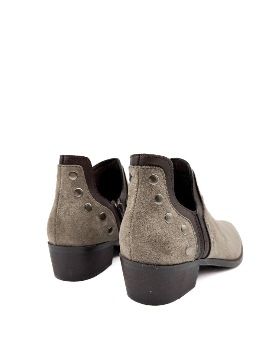 Botines cowboy con tachuelas y cremallera lateral.