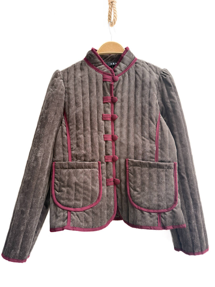 Chaqueta acolchada con detalles en contraste