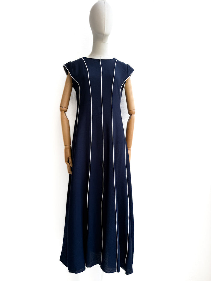 Vestido largo con líneas verticales en contraste – Disponible en varios colores