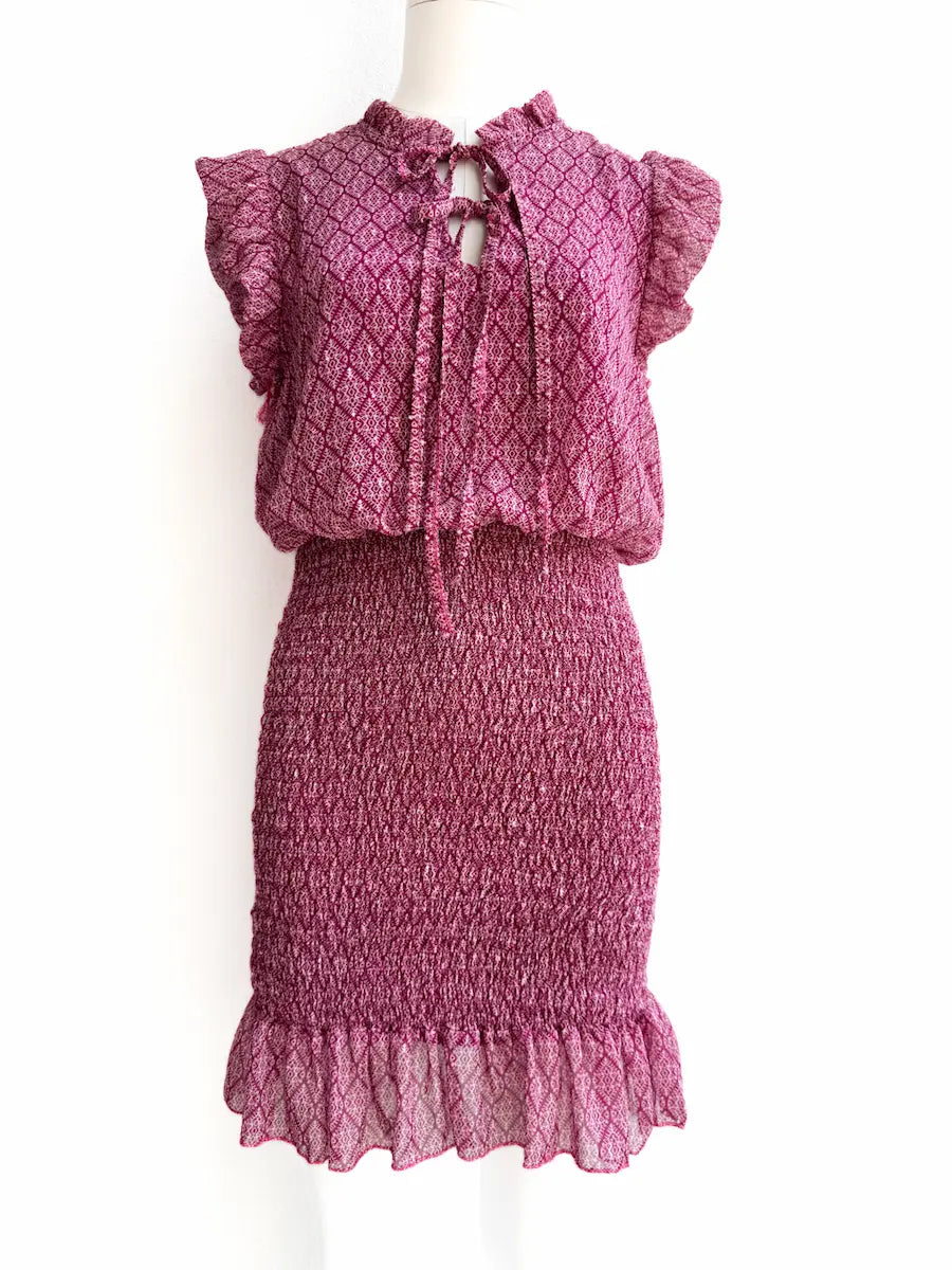 Vestido Corto Estampado con Nido de Abeja y Volantes Fuscia única