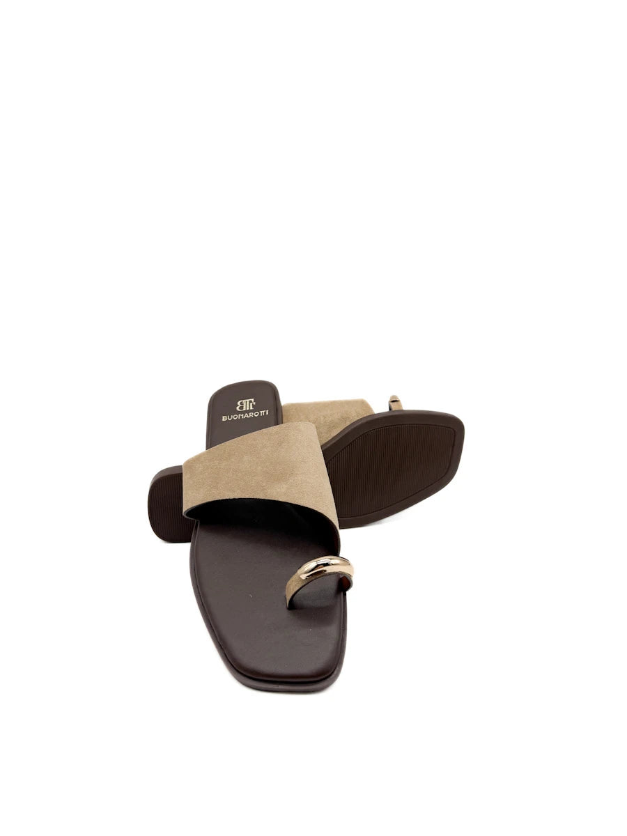 Sandalias Planas con Anillo Metálico y Pala Ancha