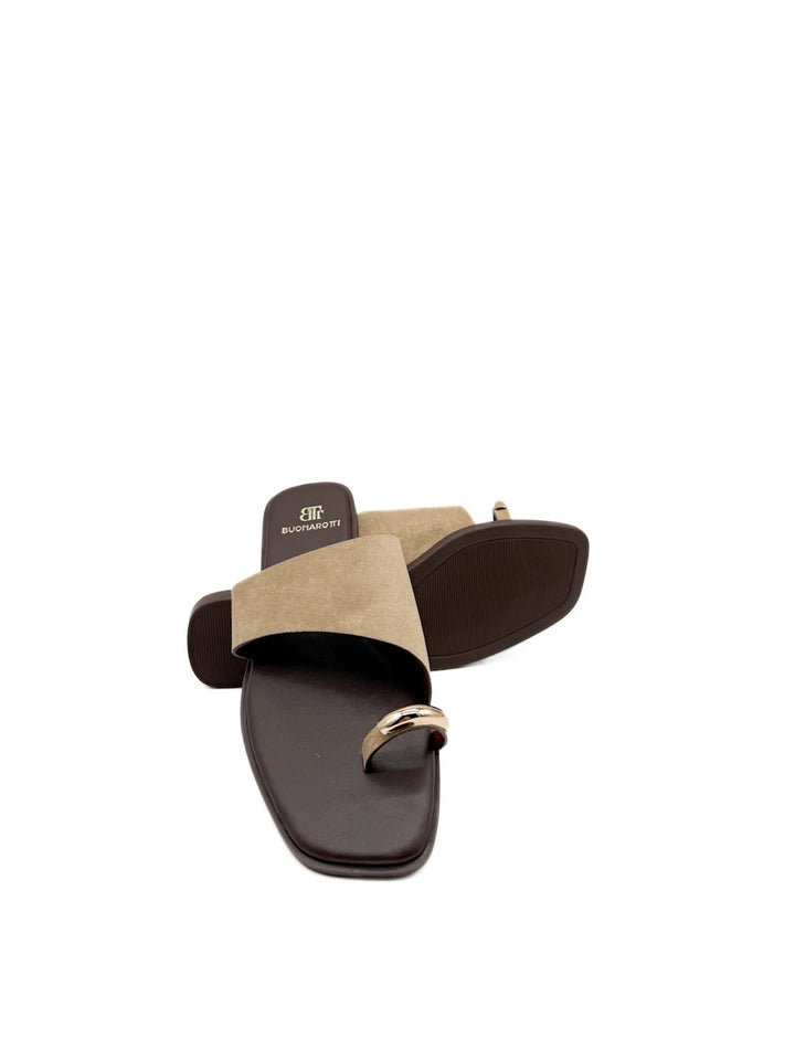 Sandalias Planas con Anillo Metálico y Pala Ancha