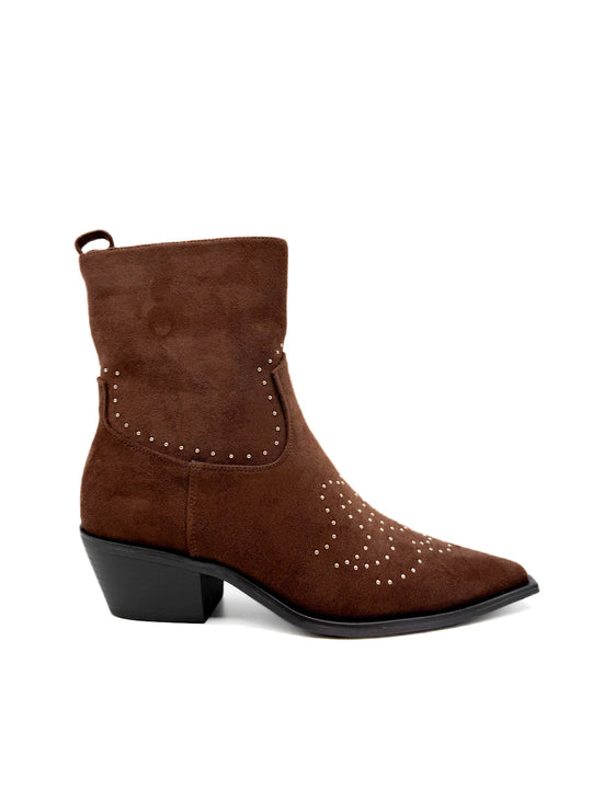 Botines camperos marrones con tachuelas.