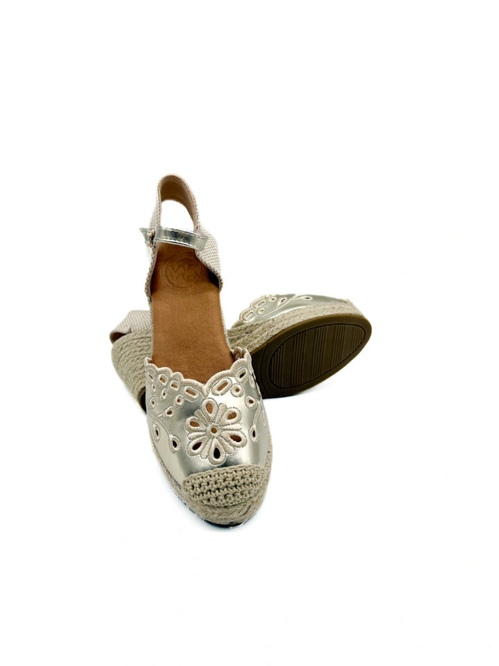 Alpargatas de Cuña con Calado Floral y Plataforma de Yute