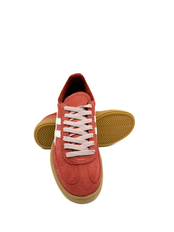 Zapatillas Corina Estilo Terrace con Detalles de Contraste y Suela Texturizada.