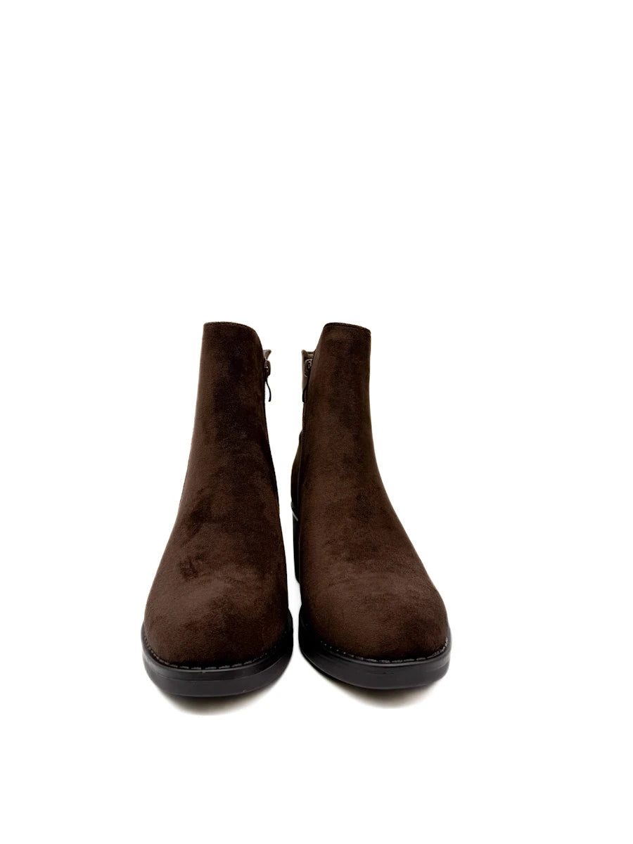 Botines de Tacón Ancho en Antelina con Detalle Elástico y Adorno Metálico