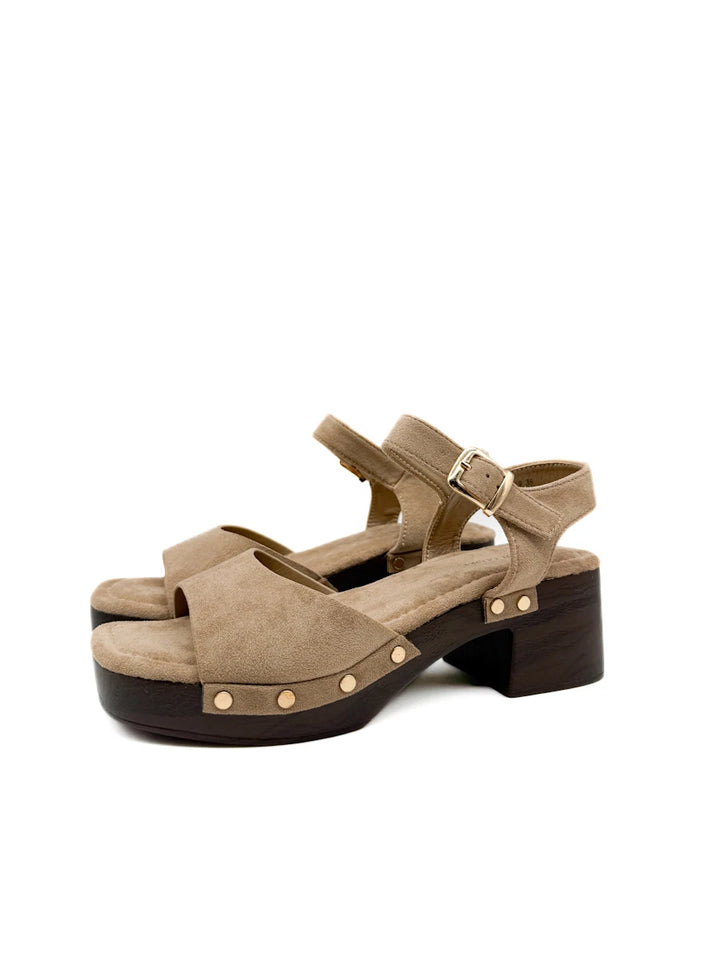 Sandalia Zueco de Plataforma con Pulsera y Tachuelas