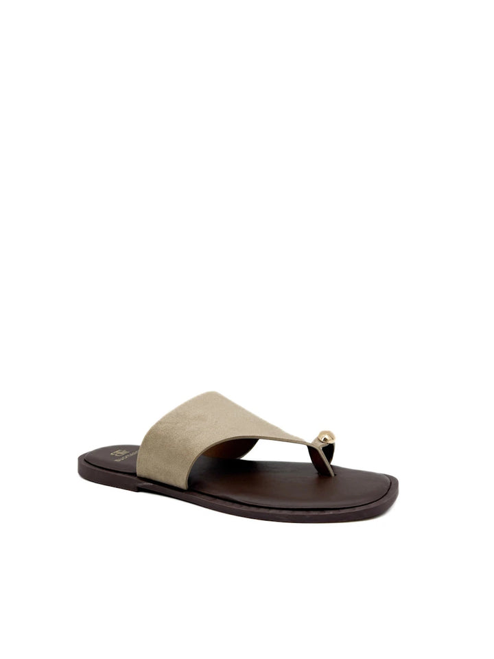 Sandalias planas dedo adorno dorado.