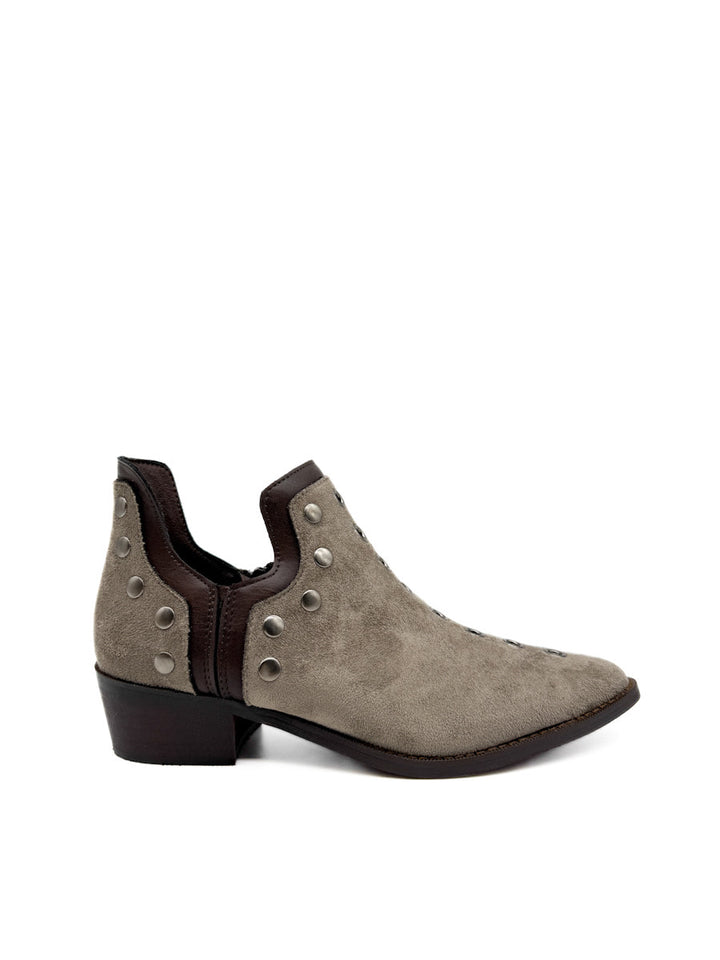 Botines cowboy con tachuelas y cremallera lateral.
