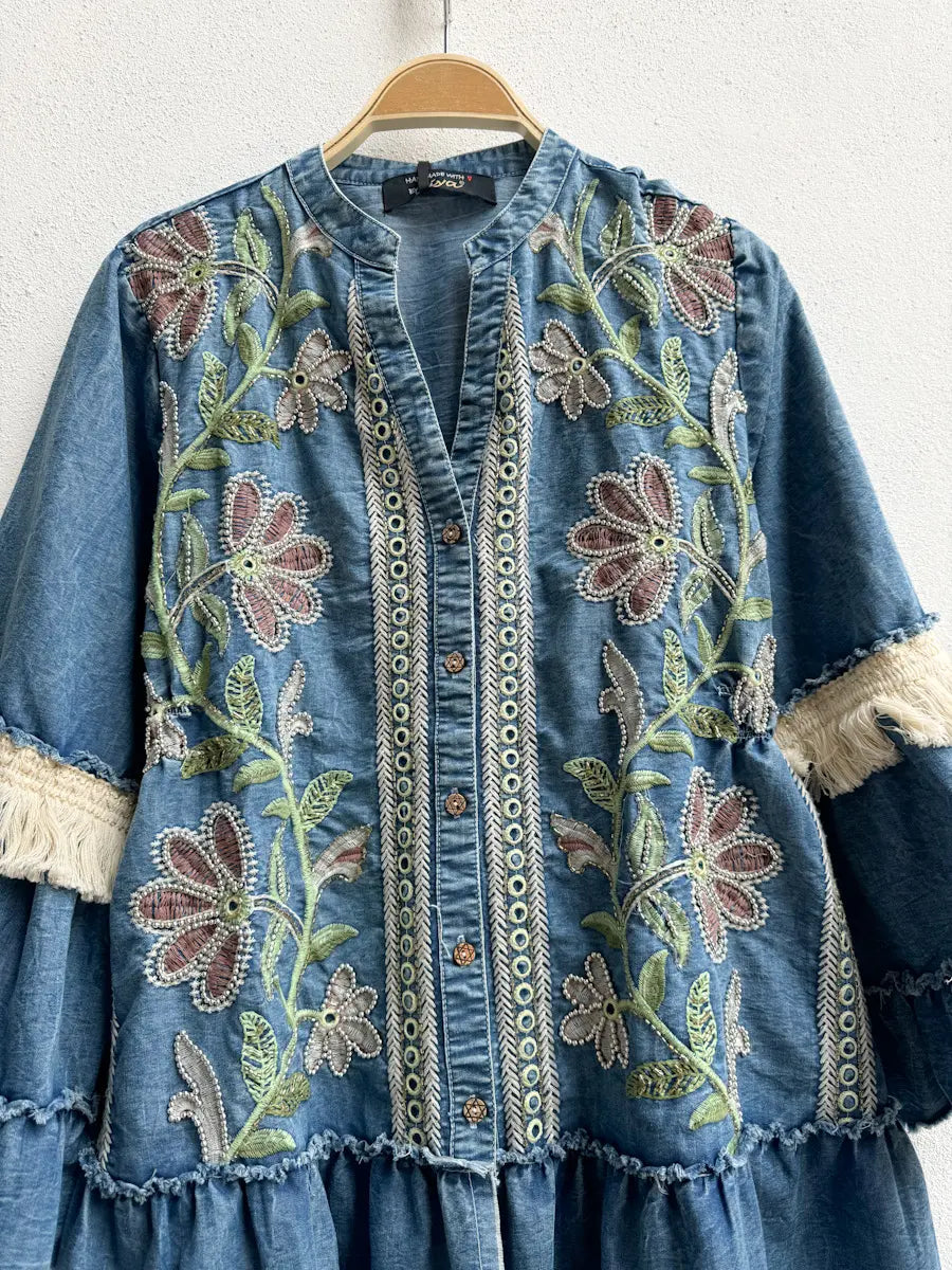 Vestido Bohemio de Mezclilla con Bordado Floral y Mangas Acampanadas