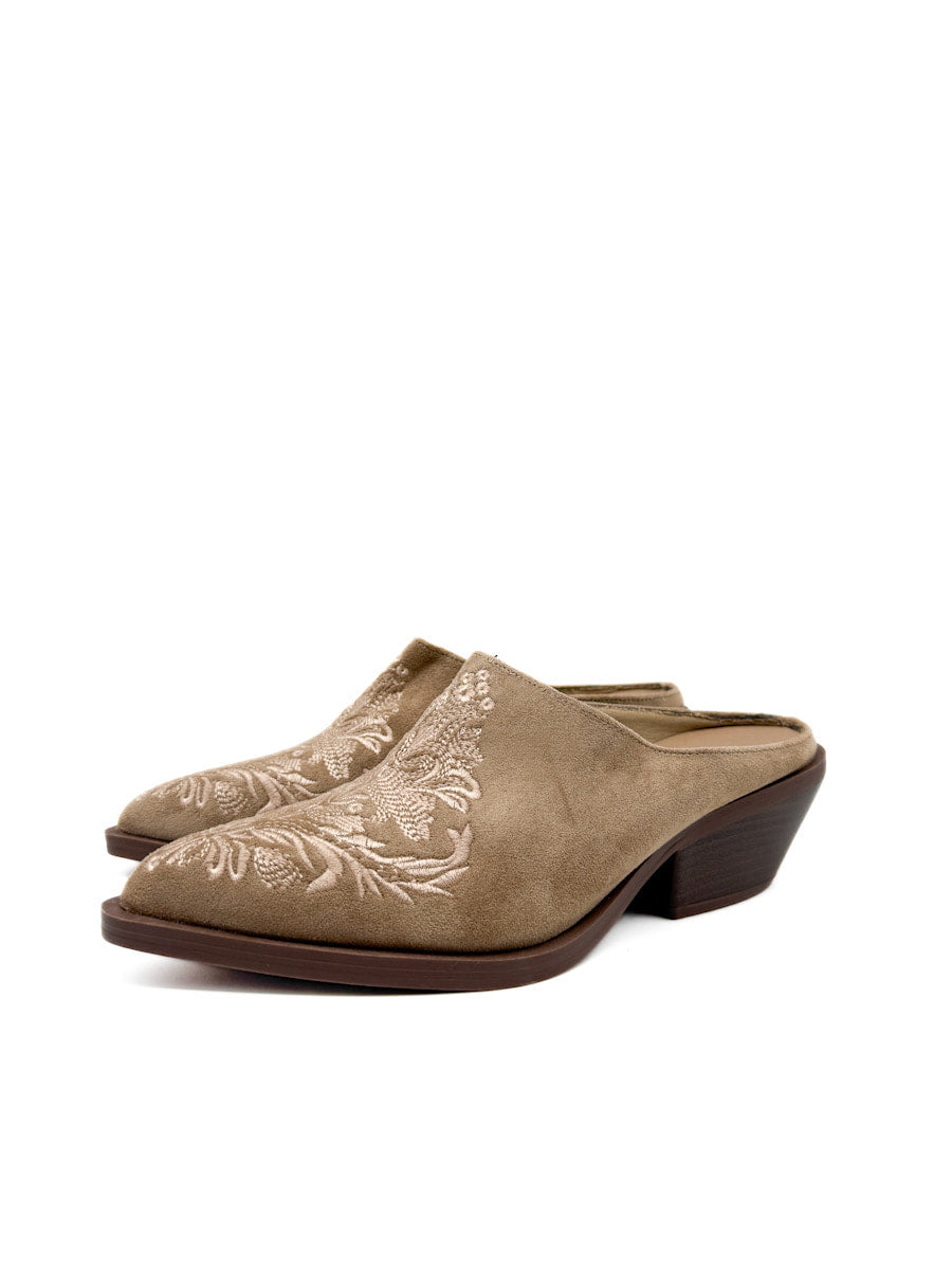 Zueco Color Beige Estilo Vaquero Con Bordado
