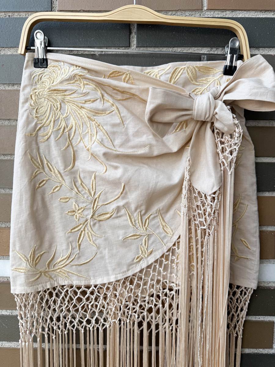 Falda Pareo con Flecos y Bordado Floral